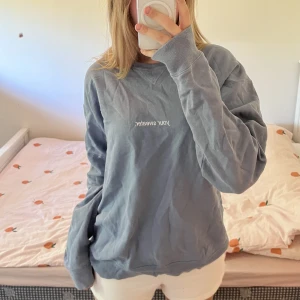 conan gray merch tröja - jättemysig tröja från conan grays merchlinje. väldigt bra skick