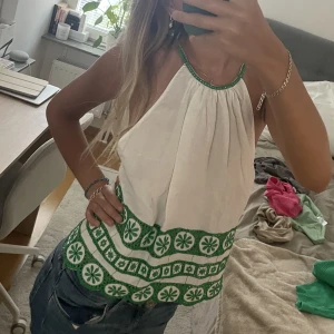 Zara Topp - Säljer denna populära fina zara toppen som är slutsåld Den är i storlek L så den är lite stor för mig men skulle säga att den sitter mer som storlek M 