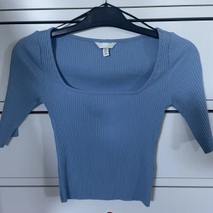 Blå topp - Hör av dig vid frågor🫶🏼