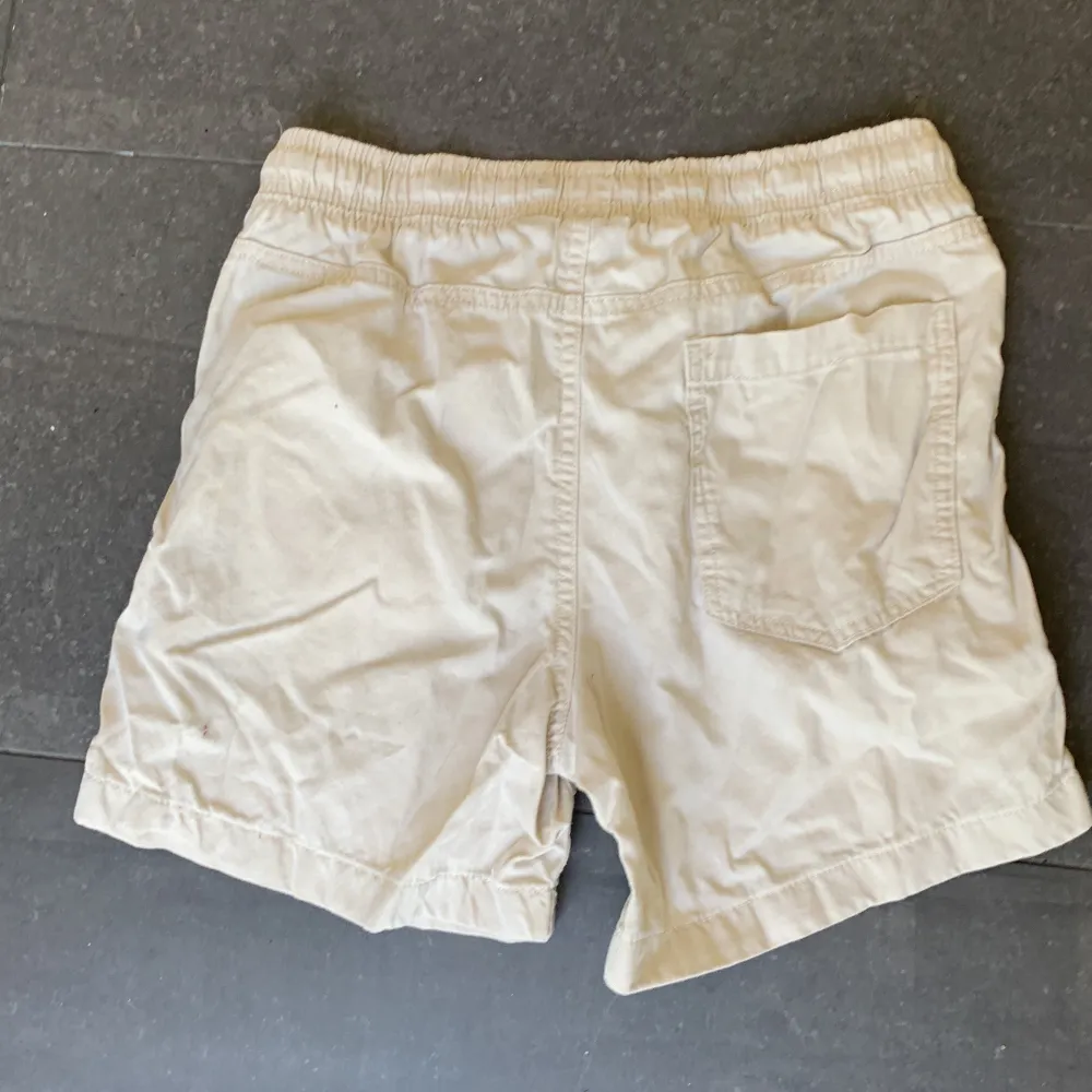 Linne shorts i bra skick inte använts så mycket då dom är för små för mig. Men dom är väldigt trendiga och är perfekta för sommaren! Hör av dig för mer info eller bilder😀. Shorts.