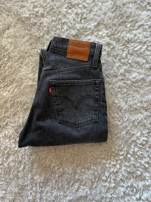 Levi’s Ribcage - Säljer pga. kommer ej till användning. Jag kommer tyvärr ej skicka bilder med byxorna på. Straight fit, Raka ben, Stretch, High waist, Ankellängd