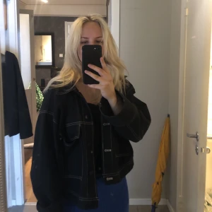 Jeansjacka - Svart snygg jeansjacka från zara med vit sytråd🖤🖤 