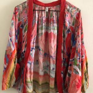Good condition, relaxed arms and relaxed fit bolero. Ideal for summer evenings when it gets a bit chilly. One size 