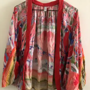 Good condition, relaxed arms and relaxed fit bolero. Ideal for summer evenings when it gets a bit chilly. One size 