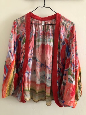 Bolero - Good condition, relaxed arms and relaxed fit bolero. Ideal for summer evenings when it gets a bit chilly. One size 