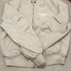 Ariana Grande Thank You Next Bomberjacka - Ariana Grande Thank You Next Bomberjacka  Sms mig så kan vi komma överens om priset💞 Sick: Aldrig använts  ⚠️OBS⚠️ Finns en röd fläck på framsidan av jackan men kan säkert tvättas bort med rätt medel 💞 Säljer pga aldrig använt de och gillar den inte längre 