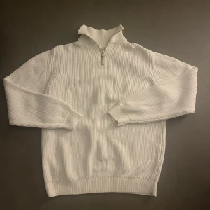 ZARA half zip - En fräsch stickad half zip från zara. 10/10 skick. Storlek m och är knappt använd. Använda ej eftersom den är för stor för mig.. mitt pris 299, nypris 500. 