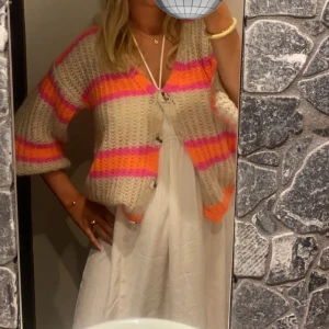 Färgglad stickad cardigan - Köpt i Grekland, jättesöt med sina färger. Passar perfekt till sommaren💞strl S/M  nypris 800kr