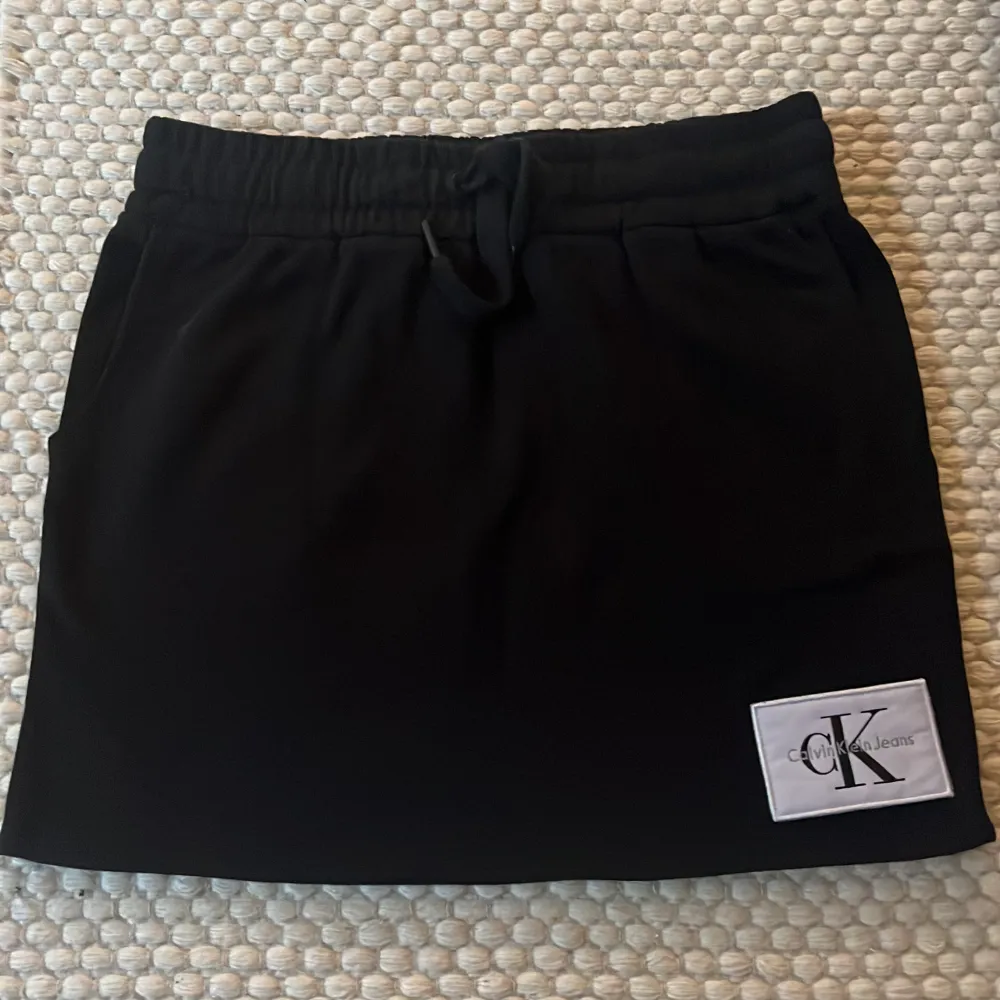 Mjukis kjol från Calvin Klein i strl s  Frakt tillkommer . Kjolar.