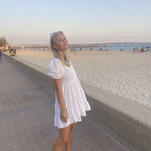 Sommar klänning  - Vit sommarklänning från Zara i storlek S. Säljer pga förliten, inga defekter förekommer.