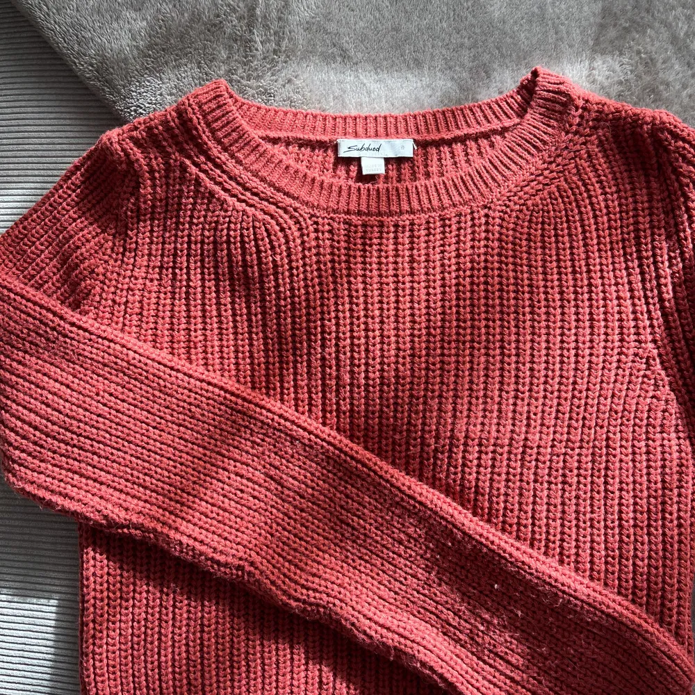 Croppad stickad tröja i roströd färg. Från märket Subdued som finns i Italien. Sparsamt använd! 🤍. Stickat.