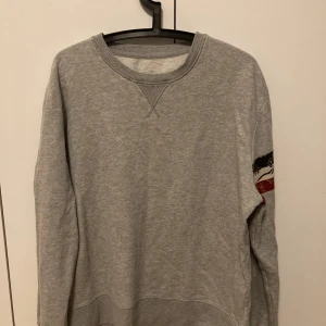 Moncler Sweatshirt - En moncler sweatshirt i bra skick och använd fåtal gånger, Köptes av en reseller och är äkta, Kom privat för fler bilder och frågor