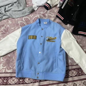Varsity Jacket - Säljer den för jag är i behov av pengar. Skriv pris så diskuterar vi. Den är L och passar mig perfekt, är 190cm och väger 88kg