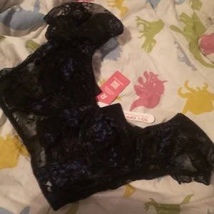 Korsett topp - Korsett topp från Romwe, otroligt fin svart färg med blåa detaljer.