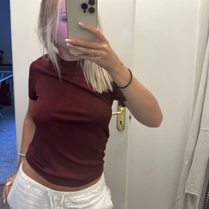 Röd T-shirt  - Oanvänd från zara 💕💕 L men sitter såhär på mig som vanligtvis har s