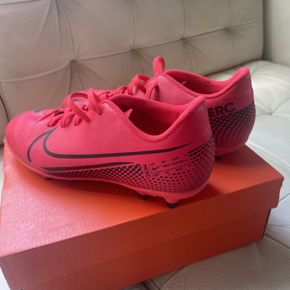 Rosa/röda fotbollsskor  - 90