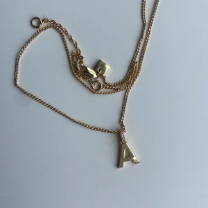 Halsband - Guldplätterat halsband med ett A