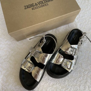 Zadig & voltaire sandaler  - Säljer mina zadig sandaler då dem inte kommer till användning!Superfina & bekväma 💕 Sparsamt använda i storlek 40 🥰 Nypris: 3 643 🤍