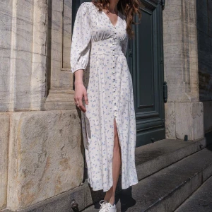 Neo Noir klänning  - Finaste klänningen ”Olana small rose dress” från Neo Noir som liknar Adoore🦋💙 använd någon enstaka gång och är i perfekt skick! Storlek 38 och passar både S-M!