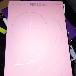 KPOP BTS 'Persona' Album  - Ytterst solblekt på "ryggen", annars i mycket mint skick.   Kommer INTE med inclusions.