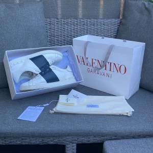 Valentino Garavani - Säljer mina valentinos, bra skick för att vara en gammal model. Du får allting med box, påse osv. Tyvärr har boxen lite skador på ena sidan och om det är ett stort bekymmer så kan jag skicka en bild till dig här på Plick. Pris kan alltid diskuteras.