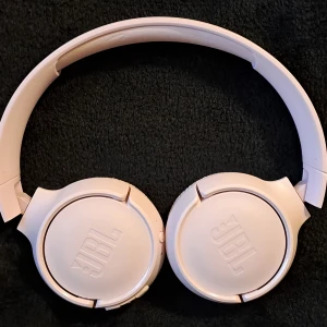 Rosa on-ear hörlurar - Pastell rosa trådlösa JBL hörlurar. Modell Tune 510BT. Dem har 40 timmars batteritid och laddar snabbt. Inprincip helt nya, använda några fåtal gånger. Nypris 490 kr. Finns ej kartong. Laddare följer med. Använd gärna köp nu, kontakta vid frågor!<3