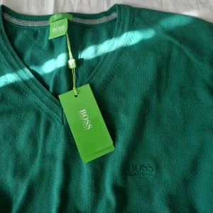 Hugo boss knitted  - Säljer min tröja köpte den men tyckte inte om den. Helt ny aldrig använd. köpte den för 1.8 mitt pris 400 eftersom den är xxl svårt att hitta nån med den storleken. priset kan diskuteras.