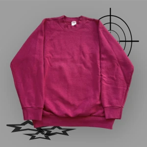 Vintage vinröd Sweater - Fin vintage sweater från märket ”Fruit of The Loom”, från 90-talet. I väldigt fint sparsamt skick. Inga fläckar alls. Härligt material i bomull. Mått: längd 63 cm, 55 cm över bröstkorgen, hemm 42 cm. För fler bilder eller mått kontakta mig 💫 