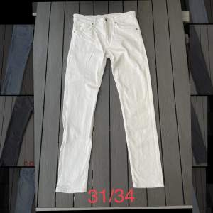 Säljer nu dessa snygga vita jeans då dem inte passar min stil :) byxorna är endast använda 1 gång!! storleken står i bilden  Nypris 1400  Vid frågor tveka inte på att skriva!