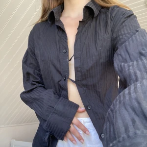 Omdesignad skjorta - 📞svart omdesignad skjorta, designer från Plick! Passar en storlek XS-L beroende på önskad passform. Frakt tillkommer!