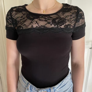 Topp/T-shirt  - Topp/T-shirt från h&m i storlek XS. Fint skick, använd endast ett fåtal gånger. 