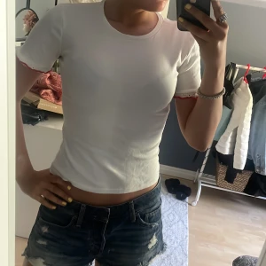 Zara tröja  - Zara tröja med fina detaljer på armarna! 