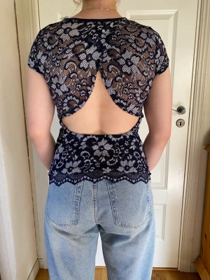 Topp - Topp i storlek 40 men skulle säga mer som 38, och passar säkert 36 med. Har ett töjbart material. Väldigt fin och använd enstaka gånger. 