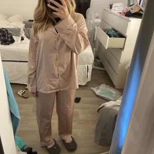 Pyjamas - Söt rosa silkes pyjamas som tyvärr var lite stor och gick inte att byta till en mindre storlek🩵