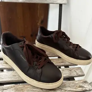 Stilrena sneakers från gant, använda ett fåtal gånger, inga fel på skorna, mycket bra skick Ordinarie pris: 1600kr 