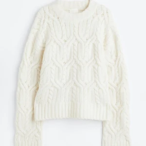 Vit stickad tröja - Jag säljer denna tröja från hm, i storlek xs. Jag säljer för att den är för liten. Jätteskönt och fin. 