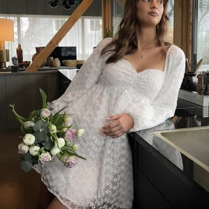 Vit trendig klänning!! - Sälje denna slutsålda trendiga klänningen som endast är testad