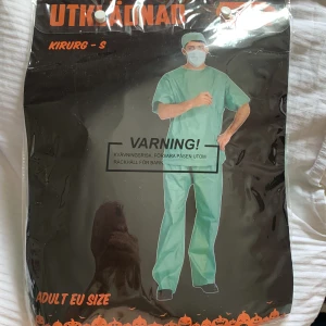 Läkare utklädnad - Aldrig använd. Står S men mer som  M-L i storleken.