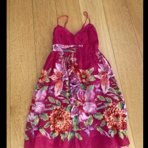 Sommarklänning från Jessy - Sommarklänning i storlek S - Säljer åt morsan 