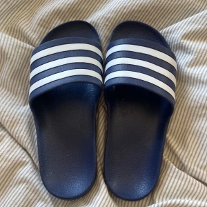 Tofflor  - Helt oanvända adidas tofflor, beställda från Zalando men för små för mig och kunde inte skicka tillbaka💕