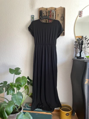 Svart klänning - Basic svart klänning att ha vid stranden eller bara vardagligt! Aldrig använd. Står att det är en M men skulle säga att den passar bättre på S
