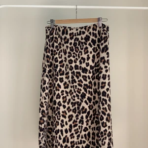 Midi kjol i leopard mönster - Väldigt bra skick. Stängs med dragkedja på sidan. Fint fall.