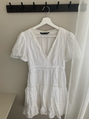 Vit klänning - Säljer denna jättefina klänning från Zara. Använd fåtal gånger och i väldigt fint skick. Säljes pga för liten för mig. Storlek S. 
