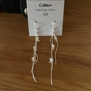 Glitter silver örhängen  - Örhängen från glitter i drop down style med fjärilar 🦋  Äkta silver Nypris: 299 kr