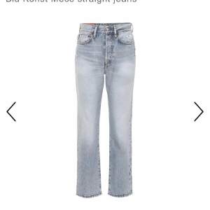 Säljer mina acne blåkonst jeans! Aldrig använda som nya! ”Mece light blue trash” heter modellen. 