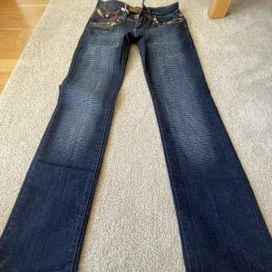 PISS snygga jeans som tyvärr blivit försmå😩😩 Sjukt coola fickor ifram och ibak och färgen är så snyggt till allt.  Hör av er vid frågor! midjemått: 70❤️