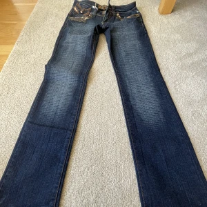 Lågmidjade bootcut vintage jeans - PISS snygga jeans som tyvärr blivit försmå😩😩 Sjukt coola fickor ifram och ibak och färgen är så snyggt till allt.  Hör av er vid frågor! midjemått: 70❤️