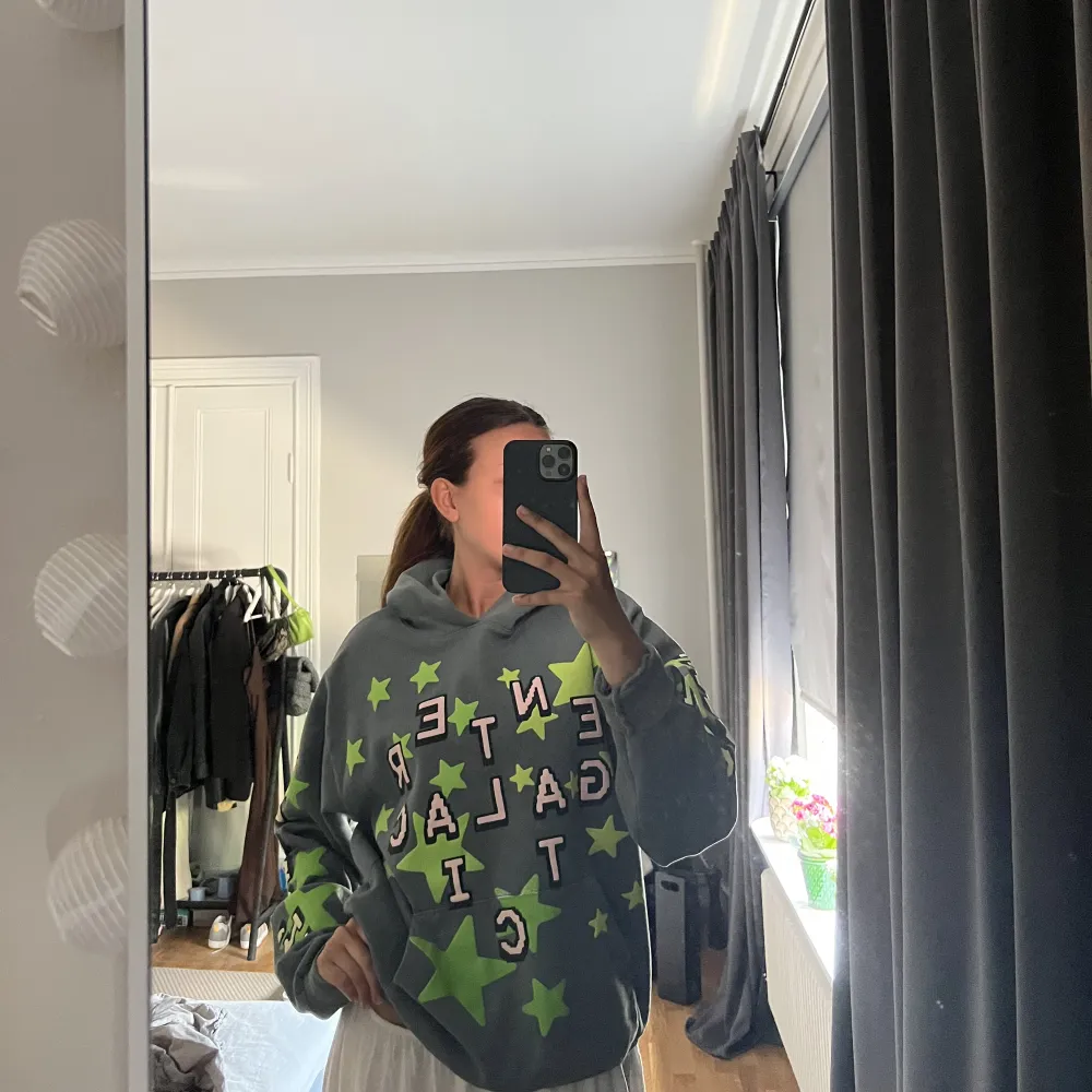 Säljer min hoodie från cpfm x kid cudi, väldigt sparsamt använd. Storlek M. Prisförslag vid snabb affär. 💚. Hoodies.