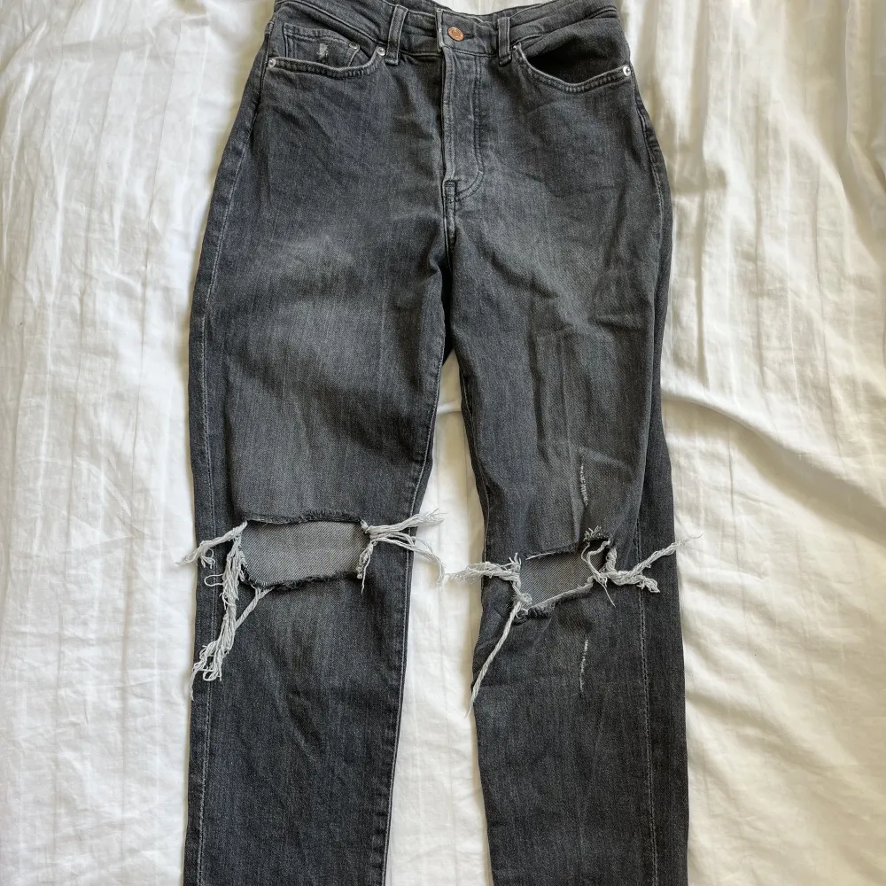 Säljer dessa jeans i storlek 36. Kan mötas upp i Stockholm. Jeans & Byxor.