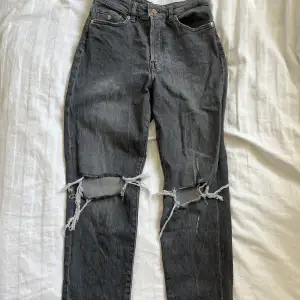 Säljer dessa jeans i storlek 36. Kan mötas upp i Stockholm